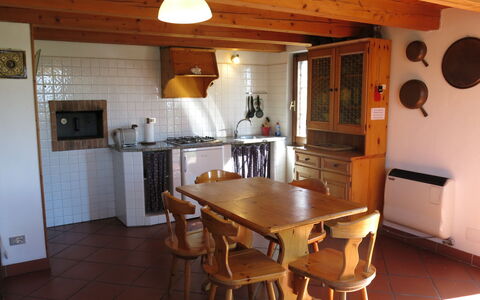 Le Rose Rosse: Table, Meubles, Propriété, Chaise, Bois, Design Intérieur, Sol, Cuisine, Sol, Tache De Bois