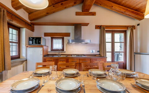 Casot Brusa: Table, Propriété, Vaisselle, Vaisselle, Fenêtre, Bois, Design Intérieur, Éclairage, Bâtiment, Assiette