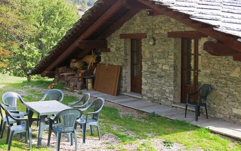 Casot Pra la Funt: Propriété, Plante, Meubles, Bâtiment, Table, À Déchaumer, Fenêtre, Bois, Chaise, Chalet