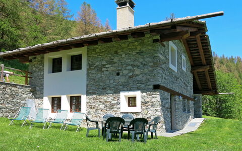 Casot Pra la Funt: Ciel, Propriété, Bâtiment, Plante, Fenêtre, Arbre, Lot Terre, Maison, Paysage Naturel, Chalet