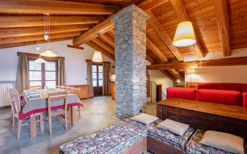Casot Pra la Funt: Propriété, Meubles, Table, Bâtiment, Bois, Architecture, Design Intérieur, Sol, Sol, Confort