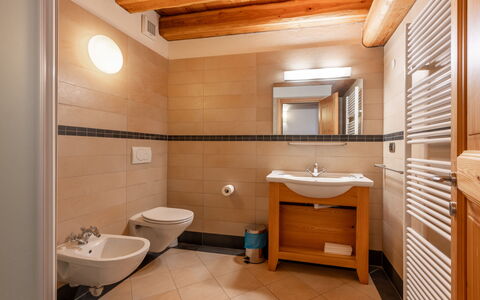 Casot Pra la Funt: Propriété, Miroir, Cabinetry, Évier, Luminaire Plomberie, Bâtiment, Robinet, Design Intérieur, Lavabo, Salle De Bains