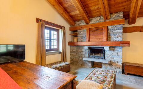 Casot Pra la Funt: Table, Propriété, Meubles, Fenêtre, Cabinetry, Bâtiment, Cadre, Bois, Design Intérieur, Sol