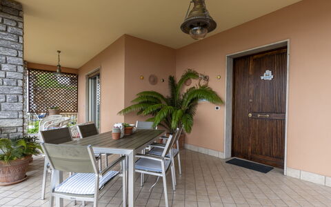 Irma: Table, Plante, Meubles, Plante D'Appartement, Pot De Fleur, Chaise, Bâtiment, Bois, Design Intérieur, Fenêtre