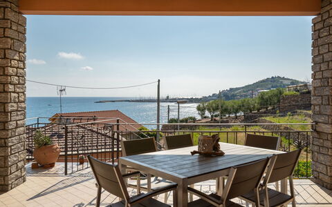Irma: L'Eau, Table, Ciel, Meubles, Chaise, Nuage, Bleu Azur, Bois, Plante, Design Intérieur