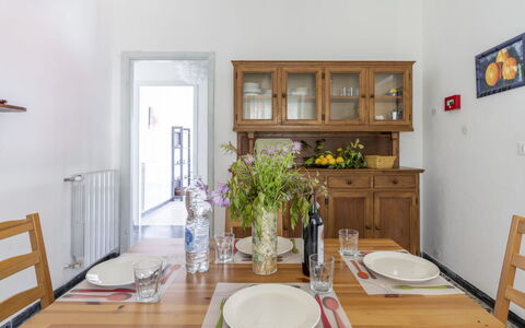 Carleadri: Table, Meubles, Vaisselle, Propriété, Cabinetry, Bois, Vaisselle, Cuisine, Chaise, Vase