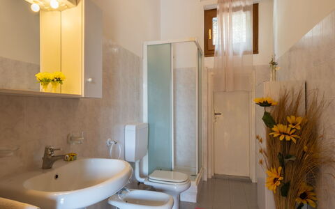Dalia (Ptb130): Salle De Bains, Pièce, Propriété, Luminaire Plomberie, Design Intérieur, Bâtiment, Toilette, Mur, Évier, Sol