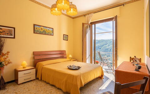 Dalia (Ptb130): Chambre, Pièce, Meubles, Lit, Propriété, Drap De Lit, Jaune, Cadre De Lit, Design Intérieur, Bâtiment