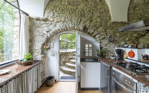 Mulino du Pie (Slr120): Comptoir, Propriété, Cabinetry, Meubles, Plante, Fenêtre, Appareil De Cuisine, Gaz Poele, Cuisine, Pot De Fleur