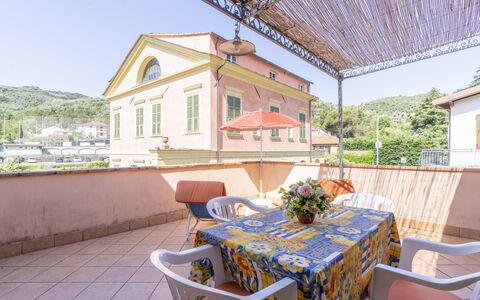 Sorei: Ciel, Bâtiment, Jour, Propriété, Table, Meubles, Plante, Pot De Fleur, Chaise, Fenêtre