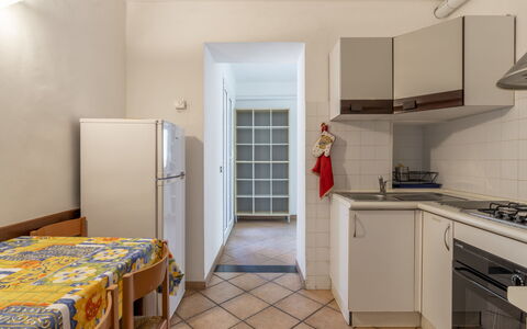 Sorei: Cabinetry, Meubles, Comptoir, Bois, Bâtiment, Tiroir, Cuisinière, Sol, Cuisine, Porte