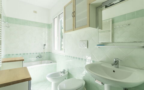 Sorei: Miroir, Robinet, Luminaire Plomberie, Évier, Lavabo, Propriété, Armoire De Toilette, Salle De Bains, Violet, Design Intérieur