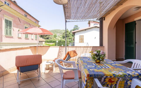 Sorei: Table, Meubles, Propriété, Ciel, Chaise, Bâtiment, Bleu Azur, Plante, Fenêtre, Design Intérieur