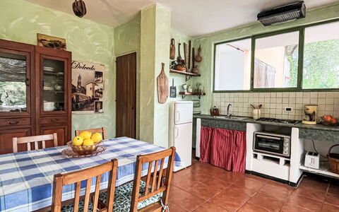 Nisso: Cabinetry, Comptoir, Propriété, Meubles, Bois, Cuisine, Design Intérieur, Fenêtre, Éclairage, Table