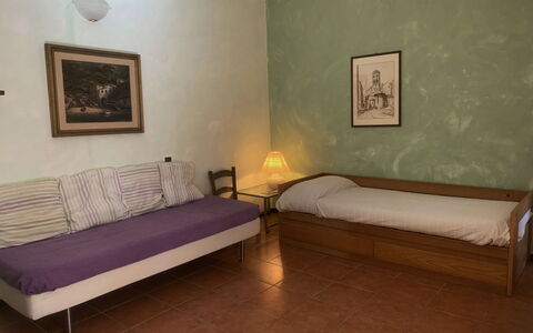 Nisso: Meubles, Sol, Design Intérieur, Sol, Bois, Lit, Pièce, Éclairage, Chambre, Drap De Lit