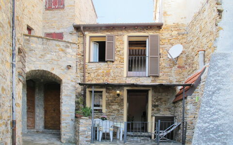 Villetta Paola (Imp232): Propriété, Fenêtre, Bleu Azur, Porte, Ciel, Bâtiment, Bois, Façade, Route