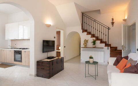 Miriam: Bâtiment, Meubles, Plante, Cabinetry, Plante D'Appartement, Télévision, Bois, Commode, Table, Tiroir
