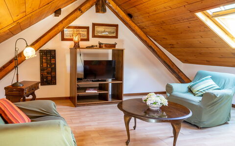 Magda: Pièce, Meubles, Propriété, Grenier, Bâtiment, Design Intérieur, Chambre, Plafond, Maison, Salon