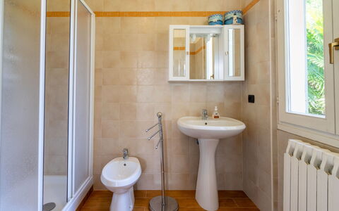 Magda: Salle De Bains, Propriété, Pièce, Luminaire Plomberie, Toilette, Sol, Maison, Design Intérieur, Architecture, Mur