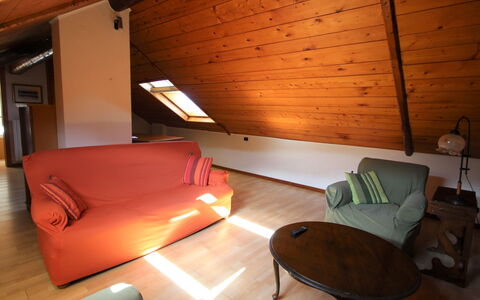 Magda: Pièce, Propriété, Meubles, Design Intérieur, Grenier, Grenier, Bâtiment, Table, Maison, Sol