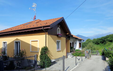 Anna: Propriété, Maison, Bâtiment, Ciel, Domicile, Transport, Ville, Zone Résidentielle, Immobilier, Architecture