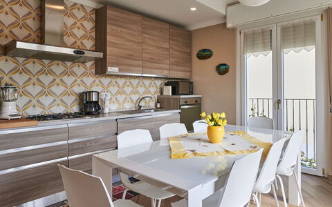Anna: Table, Meubles, Propriété, Cabinetry, Comptoir, Chaise, Bois, Éclairage, Cuisine, Fenêtre