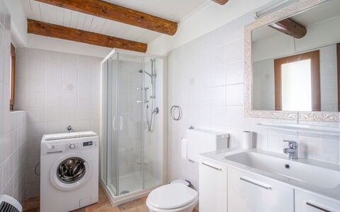 Baita Nini: Miroir, Luminaire Plomberie, Armoire De Toilette, Propriété, Évier, Blanc, Siège De Toilette, Salle De Bains, Noir, Violet