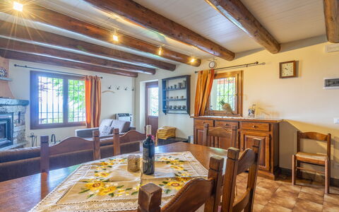 Baita Nini: Table, Propriété, Meubles, Chaise, Bois, Éclairage, Design Intérieur, Vaisselle, Architecture, Fenêtre
