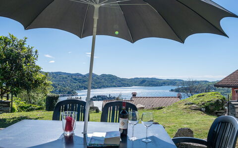 Monte San Giulio: Ciel, L'Eau, Plante, Meubles, Table, Propriété, Parapluie, Lumière, Chaise, La Nature