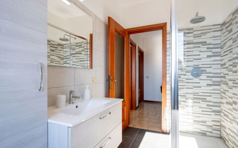 Monte San Giulio: Propriété, Bâtiment, Cabinetry, Évier, Robinet, Salle De Bains, Armoire De Toilette, Bois, Design Intérieur