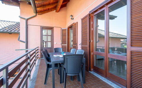 Monte San Giulio: Propriété, Meubles, Table, Chaise, Fenêtre, Bois, Plante, Design Intérieur, Bâtiment, Porte