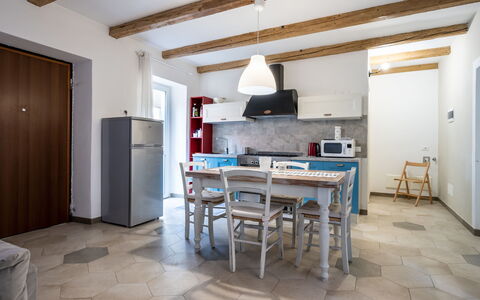 Stella Blu: Ciel, Nuage, Aliments, Plante, Vaisselle, Table, Fenêtre, Montagne, Fruit, Bois