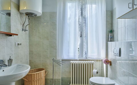 Punto Lago: Luminaire Plomberie, Propriété, Évier, Produit, Violet, Rideau De Douche, Bâtiment, Salle De Bains, Robinet, Bois
