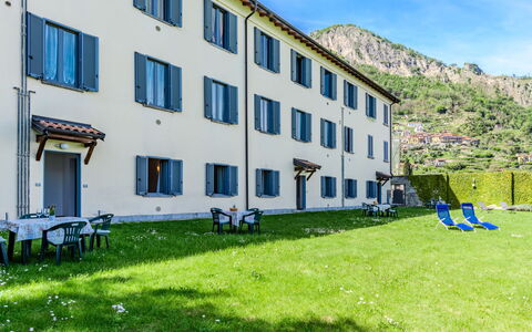 Musso 612: Plante, Ciel, Propriété, Fenêtre, Bâtiment, Bleu Azur, Nuage, Lot Terre, Design Urbain, Herbe