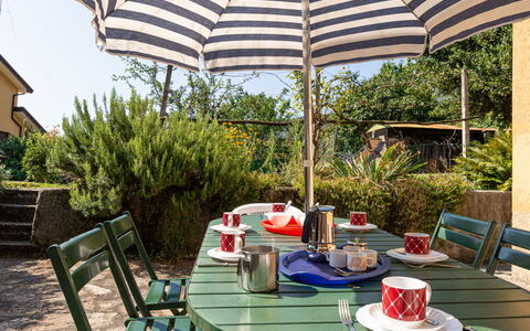 Carolina: Propriété, Patio, Parapluie, Tableau De Plein Air, Table, Ombre, Meubles, Bâtiment, Immobilier, Maison