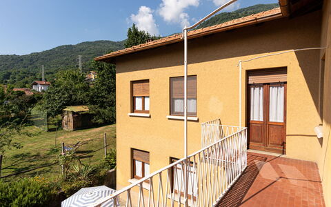 Carolina: Propriété, Maison, Bâtiment, Domicile, Immobilier, Zone Résidentielle, Façade, Chalet, Balcon, Architecture