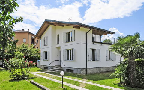 Villa Giulia: Bâtiment, Fenêtre, Maison, Zone Résidentielle, Domicile, Façade, Architecture, Quartier, Porte, Toit
