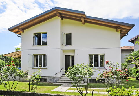 Villa Giulia: Bâtiment, Fenêtre, Maison, Zone Résidentielle, Domicile, Toit, Façade, Arbuste, Architecture