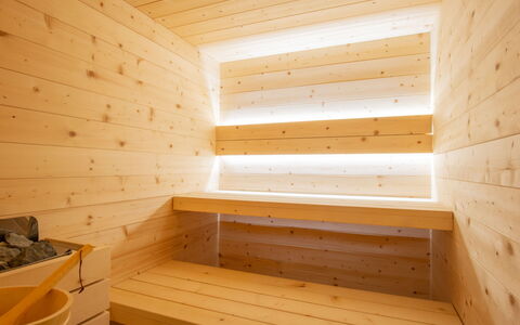 Lacum Lux Resort: Pièce, Propriété, Sauna, Bois, Cabane En Rondins, Bâtiment, Contre-Plaqué, Architecture, Design Intérieur, Dur