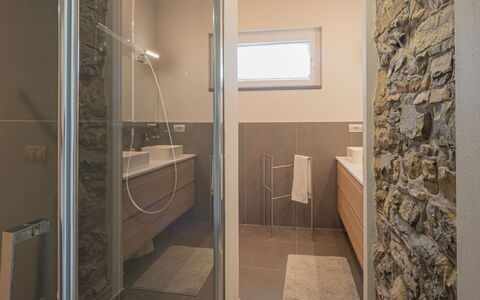 Varenna 634: Pièce, Propriété, Salle De Bains, Tuile, Sol, Mur, Design Intérieur, Immobilier, Architecture, Verre