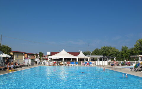 Peschiera del Garda 694: L'Eau, Ciel, Propriété, Piscine, Plante, Chaise, Loisir, Ville Resort, Immobilier, Des Loisirs