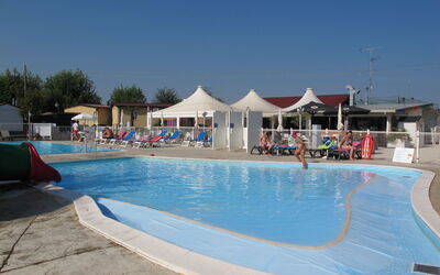 Peschiera del Garda 694: Des Loisirs, Loisir, Ombre, Mobilier De Jardin, Piscine, Tente, Vacances, Recours, Parapluie, Chaise