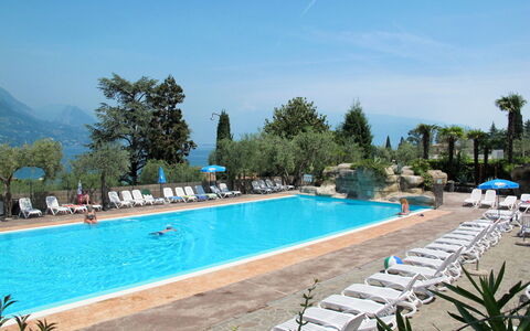 San Felice del Benaco 604: L'Eau, Ciel, Plante, Piscine, Arbre, Loisir, Immobilier, Composite, Ville Resort, Mobilier De Jardin