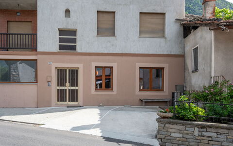La Maison D'Amelie: Plante, Propriété, Fenêtre, Bâtiment, Porte, Surface De La Route, Quartier, Zone Résidentielle, Immobilier