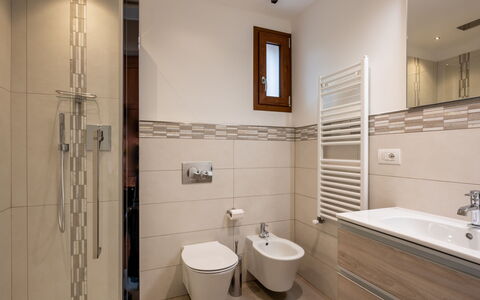 La Maison D'Amelie: Luminaire Plomberie, Miroir, Propriété, Évier, Robinet, Armoire De Toilette, Salle De Bains, Lavabo, Violet