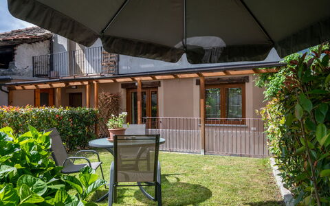 La Maison D'Amelie: Plante, Bâtiment, Parapluie, Ombre, Table, Herbe, Zone Résidentielle, Mobilier De Jardin, Bois, Immobilier