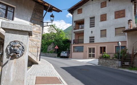 La Maison D'Amelie: Ciel, Bâtiment, Plante, Fenêtre, Jour, Propriété, Nuage, Infrastructure, Surface De La Route, Maison