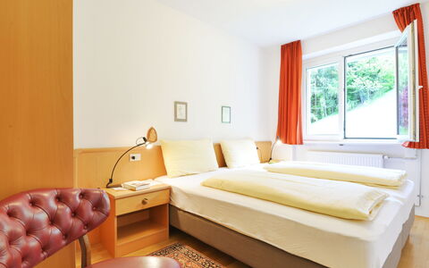 Illyria: Meubles, Pièce, Chambre, Lit, Design Intérieur, Drap De Lit, Propriété, Literie, Sol, Matelas