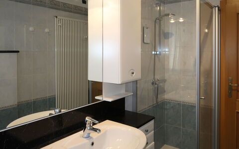 Schmid: Miroir, Robinet, Luminaire Plomberie, Évier, Lavabo, Propriété, Salle De Bains, Bâtiment, Porte