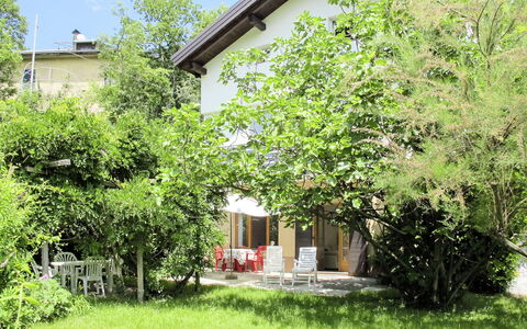 Angeli: Maison, Vert, Propriété, Arbre, Végétation, Domicile, Immobilier, Herbe, Cour, Chalet